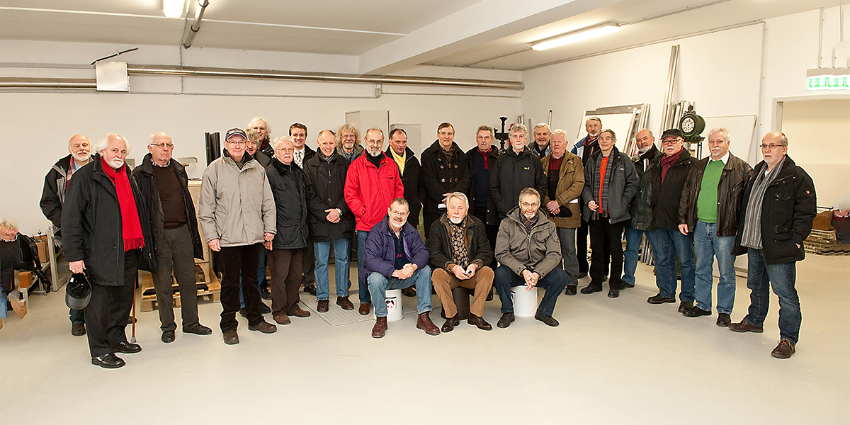 Die ersten potentiellen Vereinsmitglieder bei der Besichtigung des geplanten Kellerarchivs am 7. Februar 2012