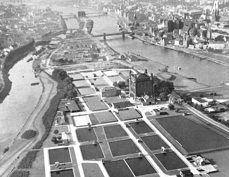 historische Aufnahme: Luftbild des Bremer Stadtwerders (um 1910). In den Becken um den Wasserturm (»Umgedrehte Kommode«) herum wurde Wasser zwischengespeichert.